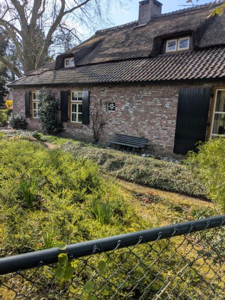 voorgevel, bovenste raampje links= mijn slaapkamer